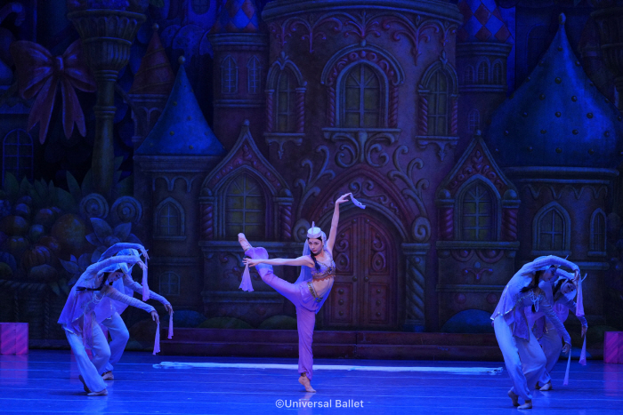 [공연사진] 2025 호두까기인형 中 2막 아라비안춤(김한결)_ⓒ Universal Ballet