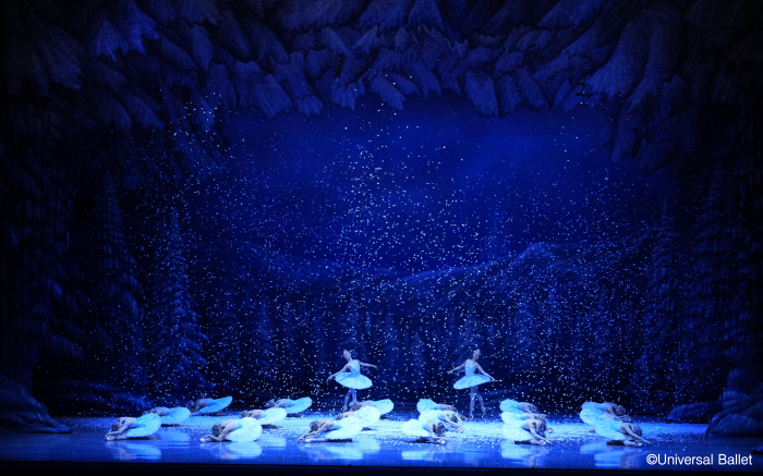 [공연사진] 2025 호두까기인형 中 1막 눈송이 왈츠_ⓒ Universal Ballet