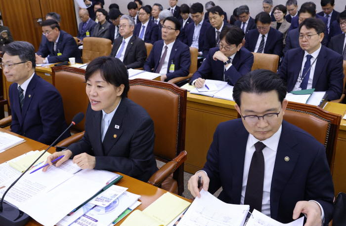 질의에 답하는 송미령 농림축산식품부 장관<YONHAP NO-5564>