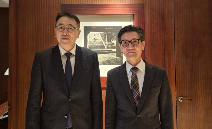 왼쪽부터_김상부_세계은행그룹_디지털·AI_부총재(Vice_President_for_Digital_and_AI)__박성수_세종시_국제관계대사(대외협력담당관)