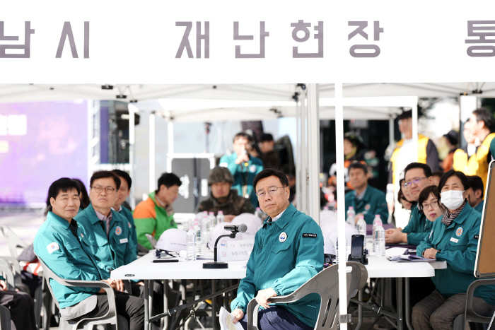 재난안전관-신상진 성남시장이 10월 22일 시청사에서 실시한 ‘2026년 재난대응 안전한국훈련’ 현장을 살펴보고 있다.