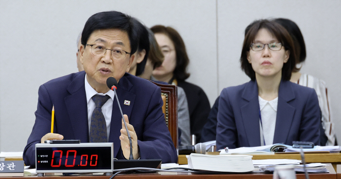 답하는 최교진 교육부 장관