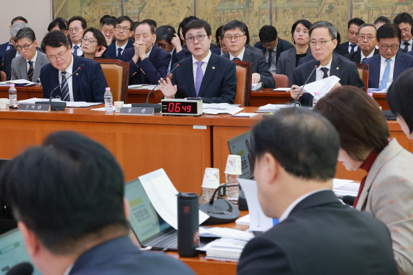 문체위 종합감사에서 답변하는 최휘영 문체부 장관