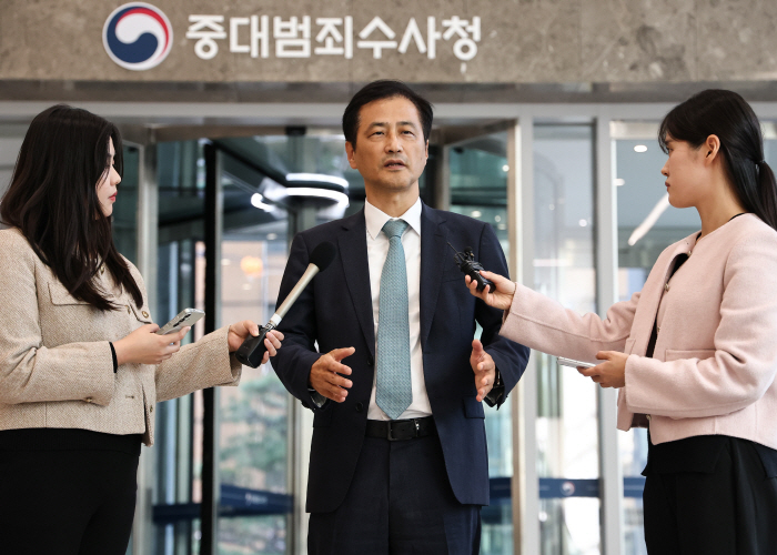 취재진 질의에 답하는 이태한 특검