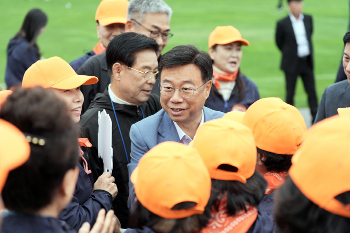 신상진 성남시장이 24일 성남종합운동장에서 열린 2026 희망성남 한마음 체육·문화 대축제에서 선수단을 격려하고 있다.