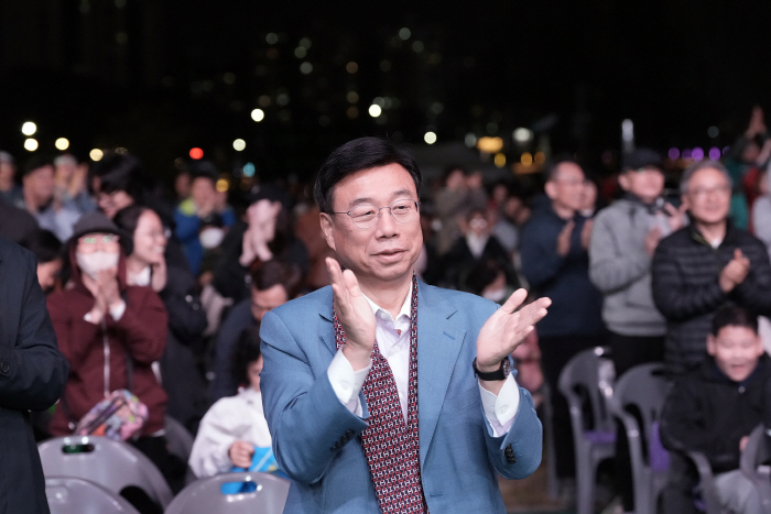 신상진 성남시장이 24일 한국디자인진흥원 앞 탄천에서 열린 드론라이트쇼&뮤직페스티벌에서 공연을 관람하며 박수를 치고 있다.