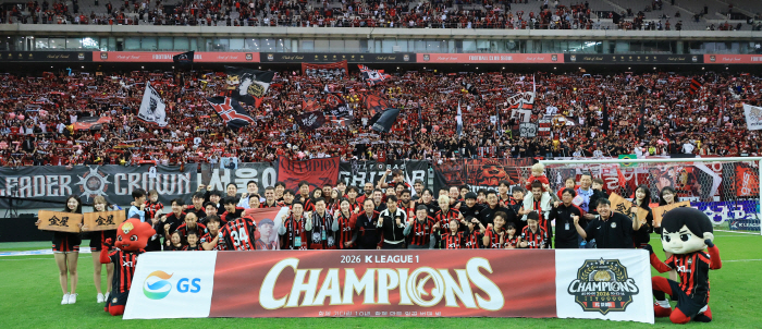 홈 팬들과 기념사진 촬영하는 FC서울