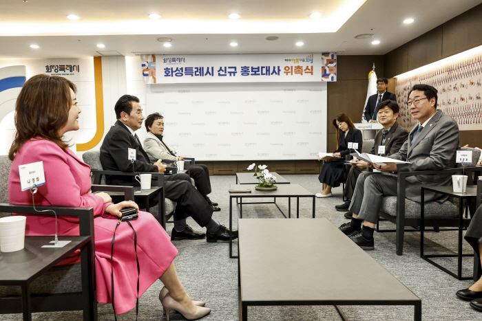 사본 - 8-2. 정명근 화성특례시장이 신규 홍보대사들과 시정 홍보활동에 대한 의견을 나누며 환담하고 있다