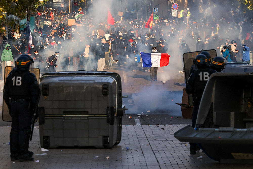 FRANCE-PROTEST/ <YONHAP NO-1174> (REUTERS)
