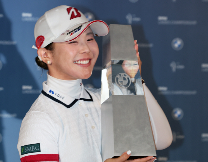 LPGA 챔피언 트로피 든 요시다 유리
