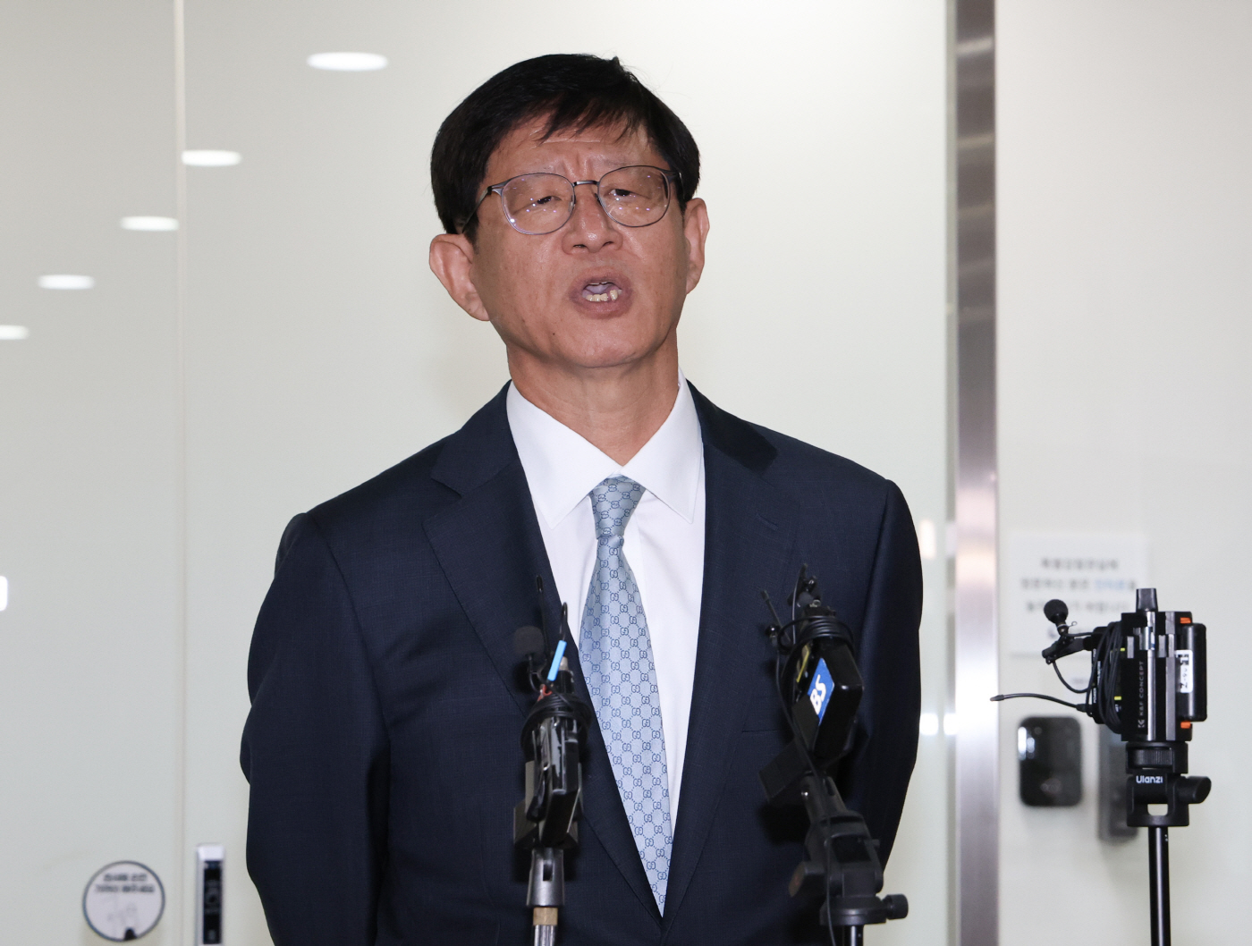 질문에 답하는 최길수 특별감찰관