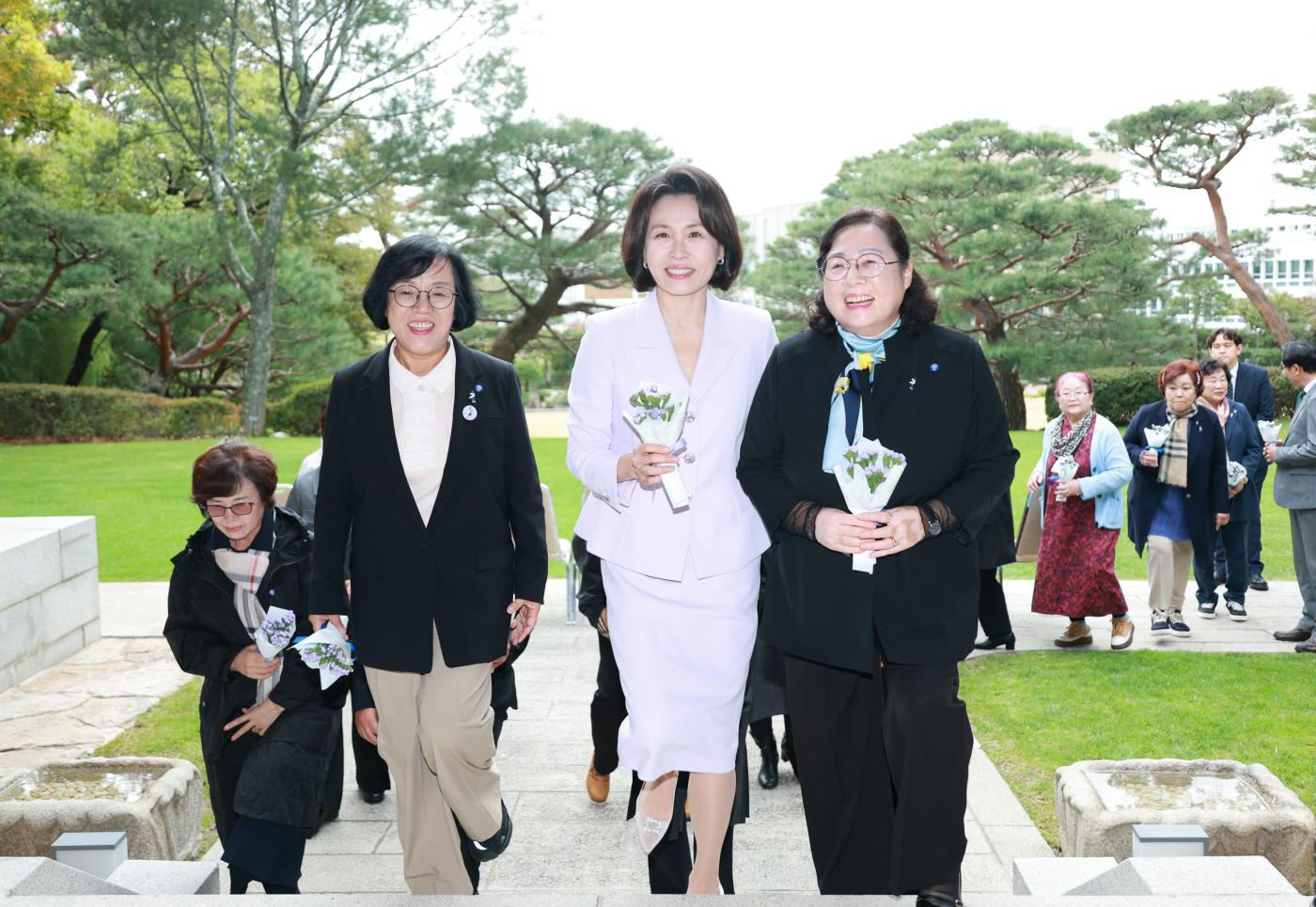 오월어머니집 초청한 김혜경 여사<YONHAP NO-5383>