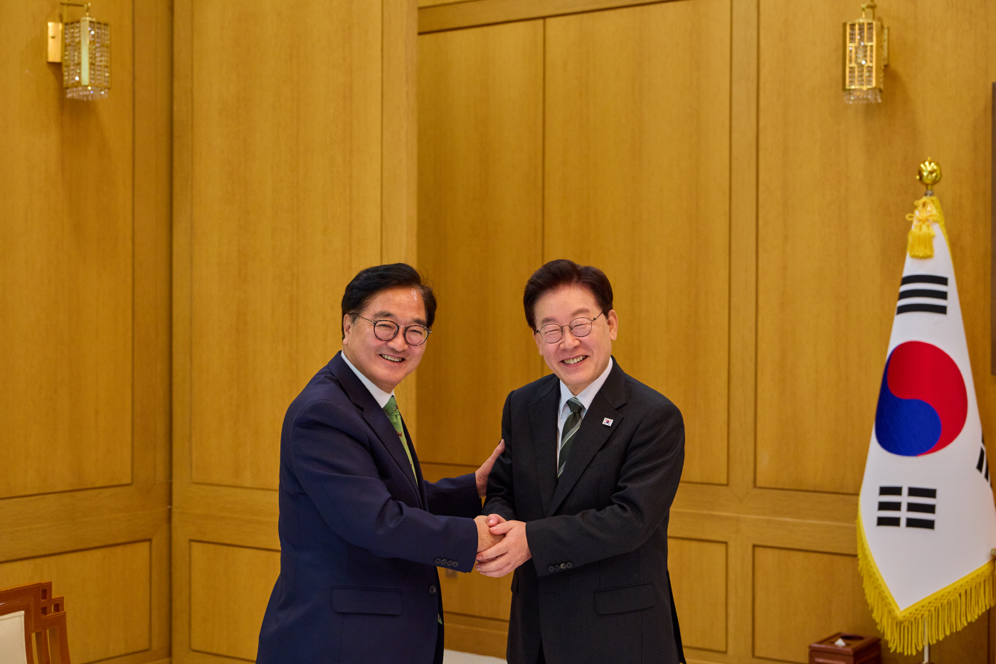 우원식 전 국회의장 만난 이재명 대통령<YONHAP NO-5926>
