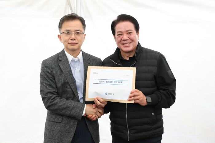 최대호 안양시장(오른쪽)이 김석기 국토부 건설정책국장(왼쪽)에게 24일 박달스마트시티 조성사업의 개발제한구역 해제와 위례과천선 안양권 연장사업의 국가계획 반영을 요청하는 건의서를 전달했다