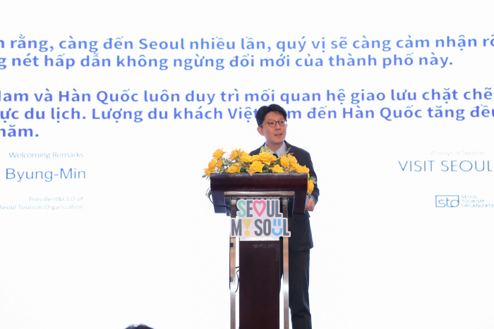 (사진 3) 2026 호치민 서울관광설명회에서 환영사를 하는 김병민 서울관광재단 대표이사