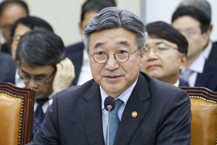 국정감사서 답변하는 윤호중 행정안전부 장관
