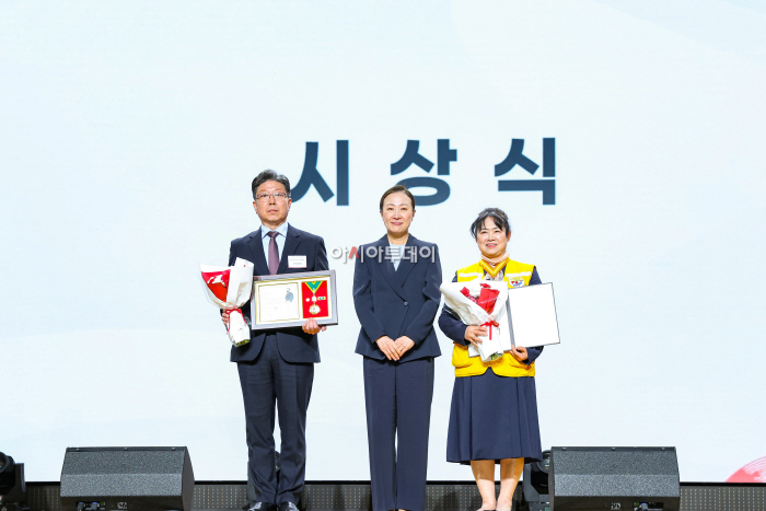 [사진설명] 김정배 SP삼화 CBO(좌측)가 SP삼화를 대표해 대한적십자사 창립 121주년 기념식에서 ‘적십자 회원유공장 최고명예대장’을 수상했다