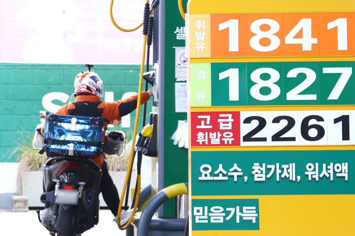 주유소 기름값 23주 연속 하락…휘발유·경유 1...<YONHAP NO-4128>