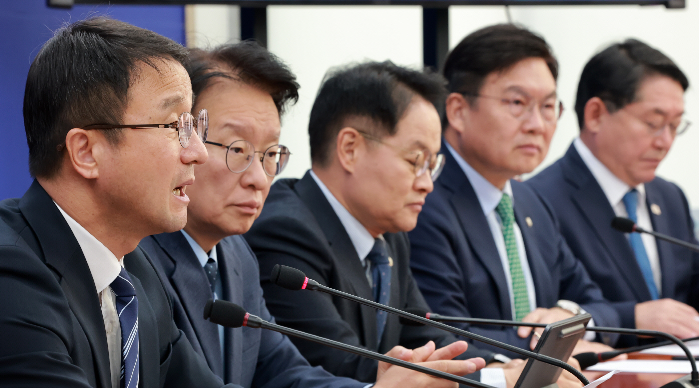 국감대책회의에서 발언하는 민주당 한병도 원내대표