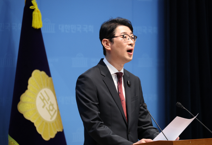 이 대통령 골프 예약 관련 기자회견 하는 주진우...<YONHAP NO-2385>
