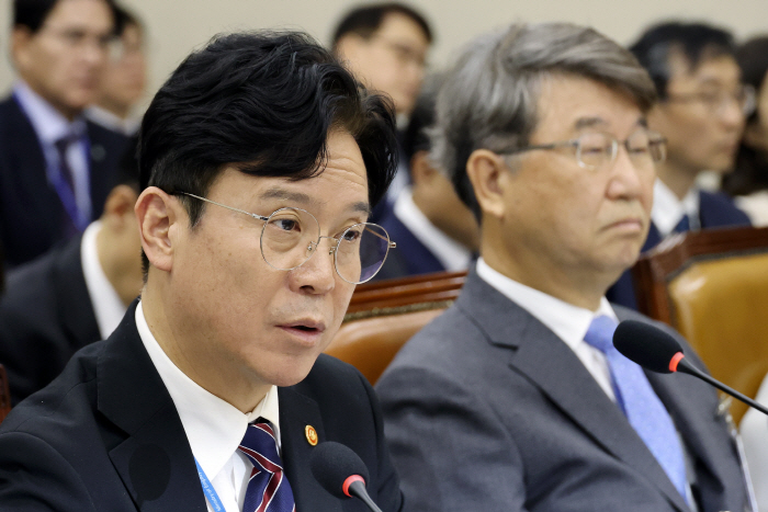 종합 국정감사에서 질의에 답하는 김영훈 고용노동부 장관