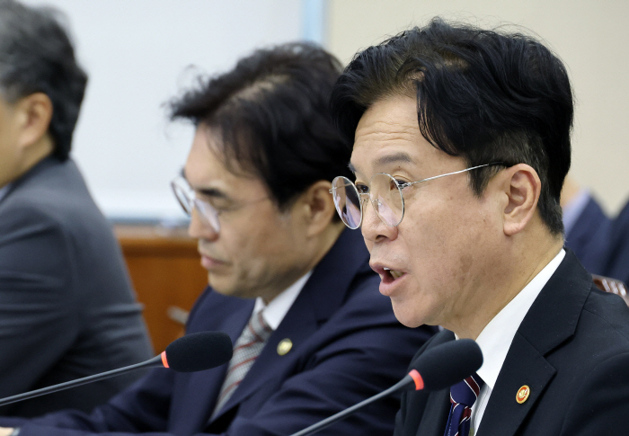 종합감사 답하는 김영훈 고용노동부 장관