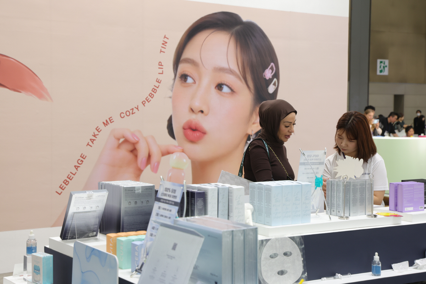 관심 뜨거운 K-뷰티<YONHAP NO-6065>
