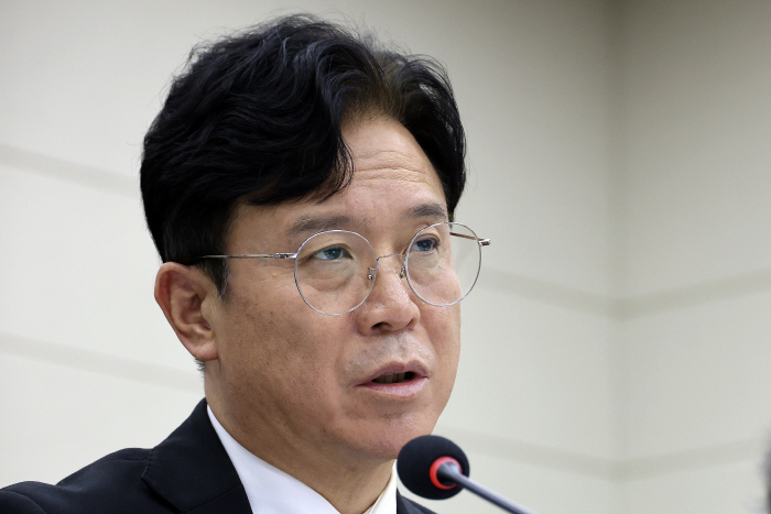 종합 국정감사에서 질의에 답하는 김영훈 고용노동부 장관
