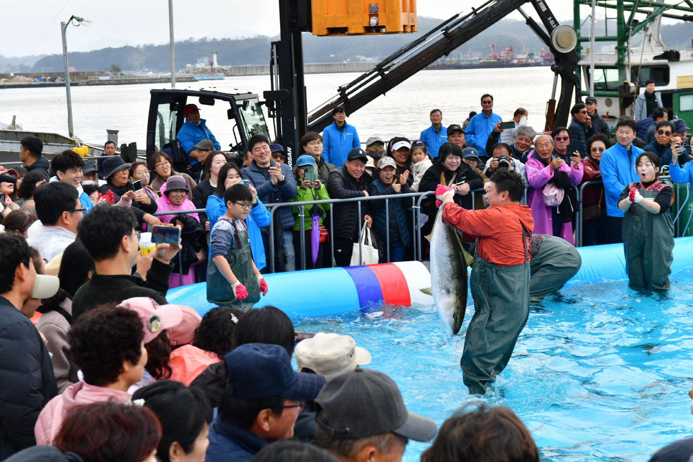 죽변항수산물축제_맨손잡기 (2)_울진군청제공