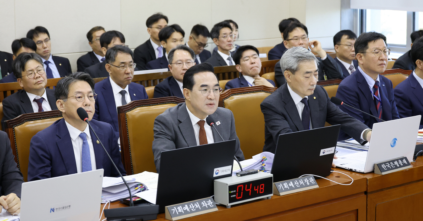 종합 감사에서 답변하는 박홍근 기획예산처 장관<YONHAP NO-4757>