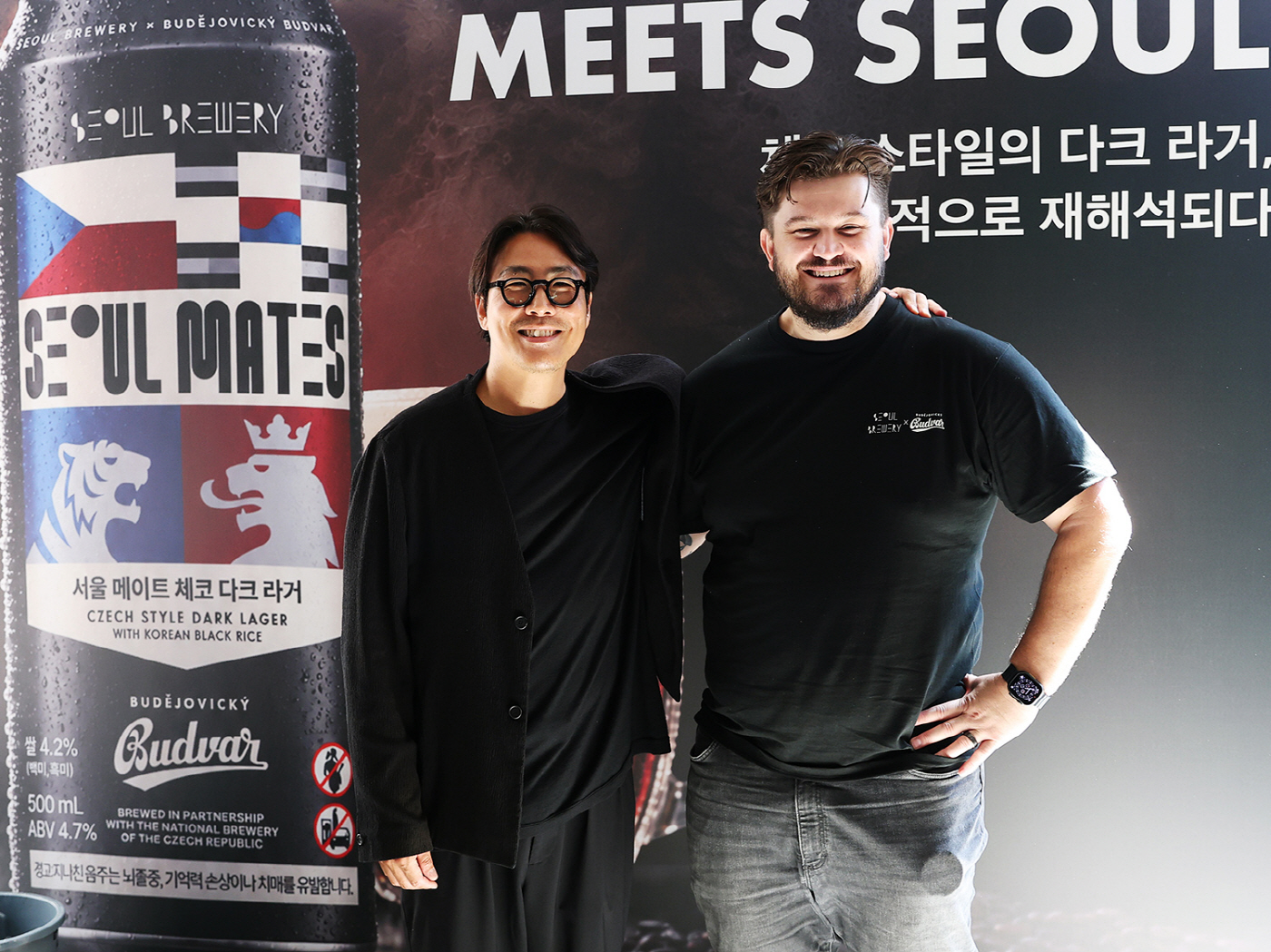 [부드바르_사진자료] 부드바르, 서울브루어리와 '서울 메이트 체코 다크 라거' 출시를 기념해 부드바르 홍보대사 라딤 자노벡(우)과 서울브루어리 이수용대표(좌) 사진자료