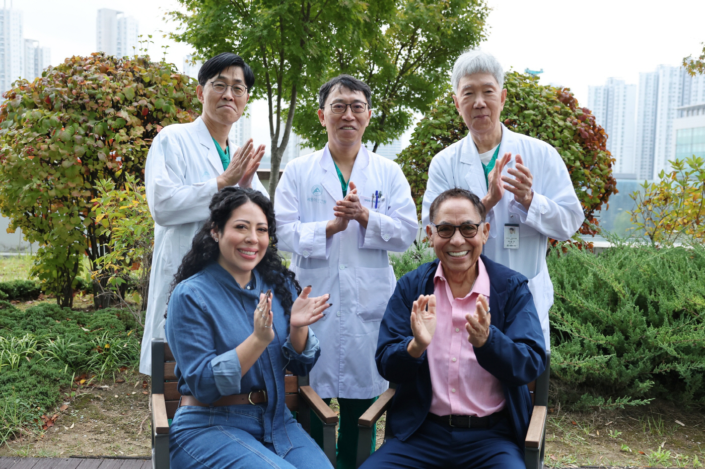 [사진1] 마르코 씨와 딸 킴벌리 씨가 귀국을 앞두고 21일(수) 서울아산병원 신관 옥외정원에서 간이식·간담도외과 의료진과 기념촬영을 하고 있다. (1)