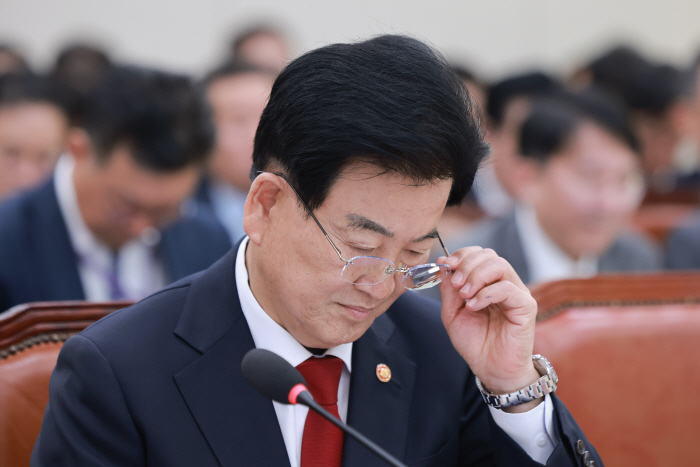 안경 벗는 정동영 통일부 장관<YONHAP NO-3104>