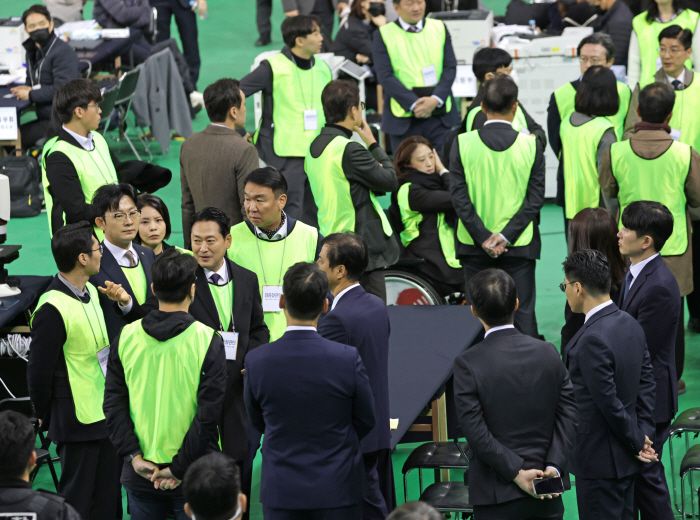 '검증 현장 촬영 불가' 특검과 대화하는 장동혁 대표