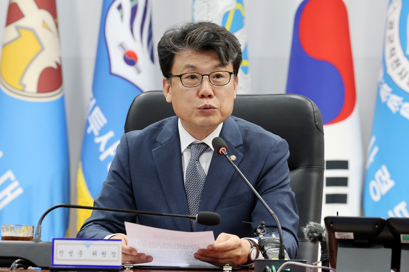 모두 발언하는 진성준 국회 국방위원회 위원장
