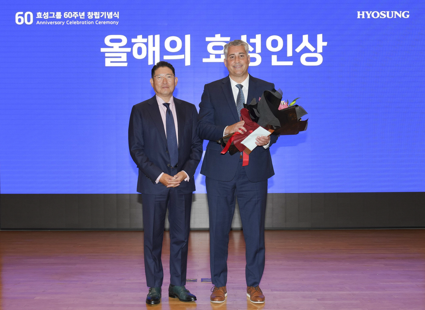 사진3. 29일 효성 마포본사에서 열린 효성그룹 60주년 창립기념식에서 올해의 효성인상을 수상한 제이슨 닐 효성HICO 법인장(오른쪽)과 조현준 효성 회장(왼쪽)