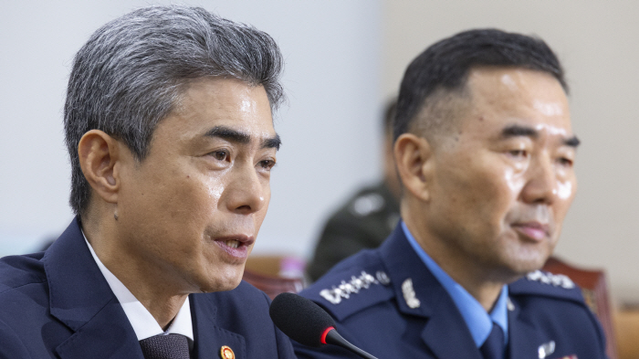 의원 질의에 답변하는 강신철 국방부 장관<YONHAP NO-5153>