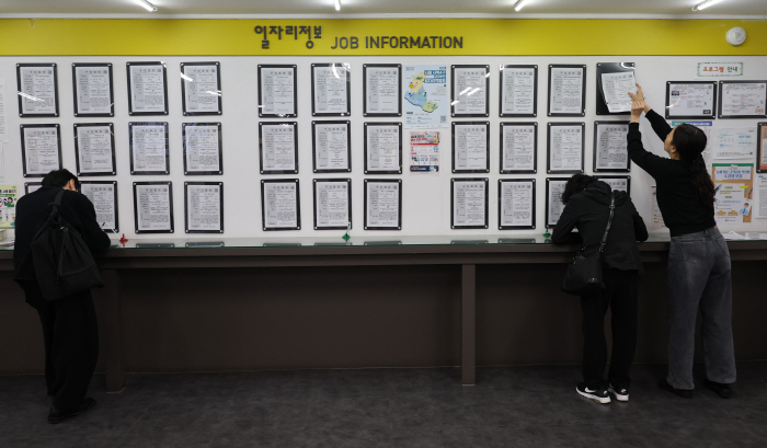 '고령 취업자 증가가 청년 취업자 증가의 10배'