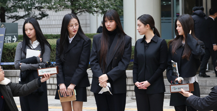 법정출석 마치고 질문에 답하는 뉴진스(NJZ)