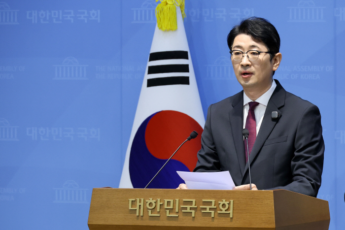 이 대통령 헬기 이용 및 골프 의혹 제기하는 주...<YONHAP NO-5983>