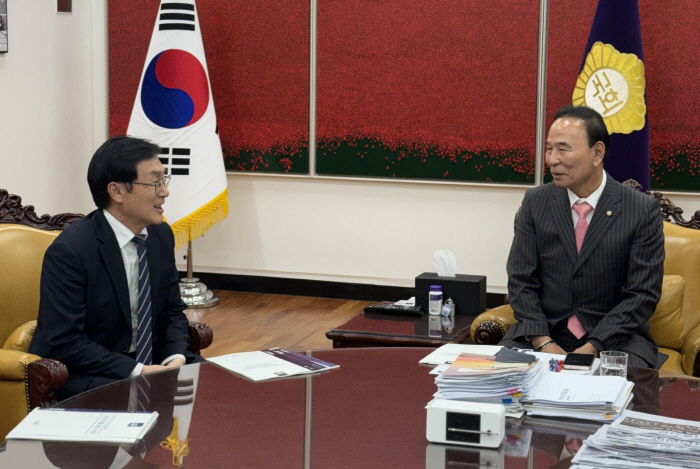 01.2 이장섭 청주시장, 국회 방문...정부예산 증액 및 청주시 특례시 지정 총력전.사진(왼쪽부터 이장섭 청주시장, 박덕흠 국회 부의장) (1)