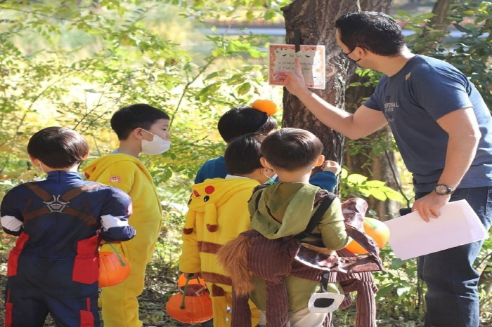 02. 원어민 선생님과 미션을 수행하는 사진