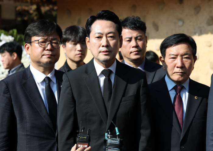 질문에 답하는 장동혁<YONHAP NO-2998>