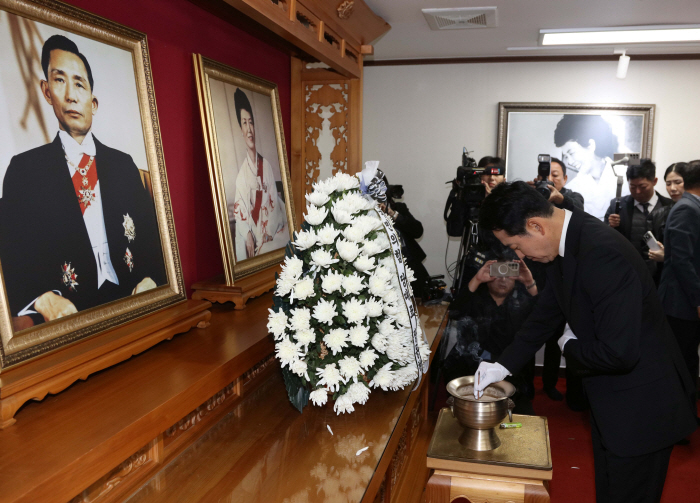 박정희 생가 찾은 장동혁 대표<YONHAP NO-2731>