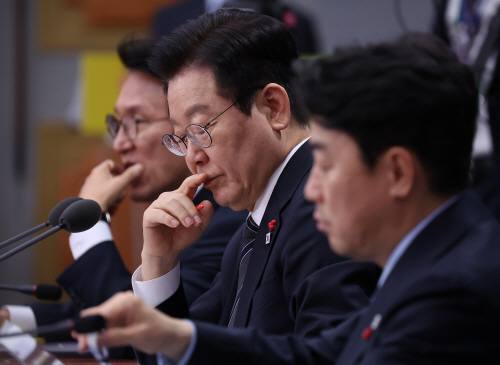 자료 살펴보는 이재명 대통령