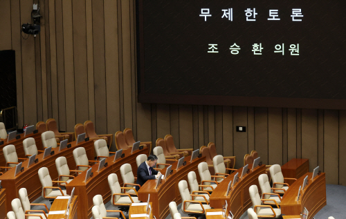 본회의장 자리 지키는 정성호 장관