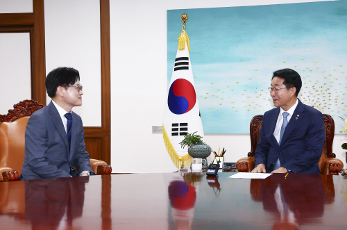 대화하는 조정식 국회의장·김정관 장관<YONHAP NO-6368>
