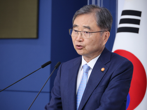 업무보고 사후 브리핑하는 조현 외교부 장관<YONHAP NO-3878>