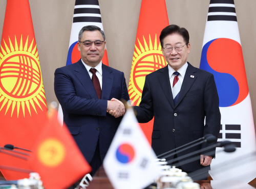 악수하는 한-키르기스 정상<YONHAP NO-4450>