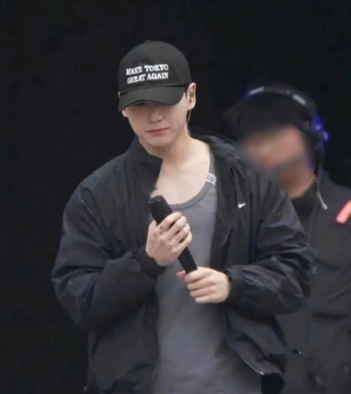 BTS 정국 ‘도쿄를 위대하게’ 모자 논란… 사과에도 ‘..
